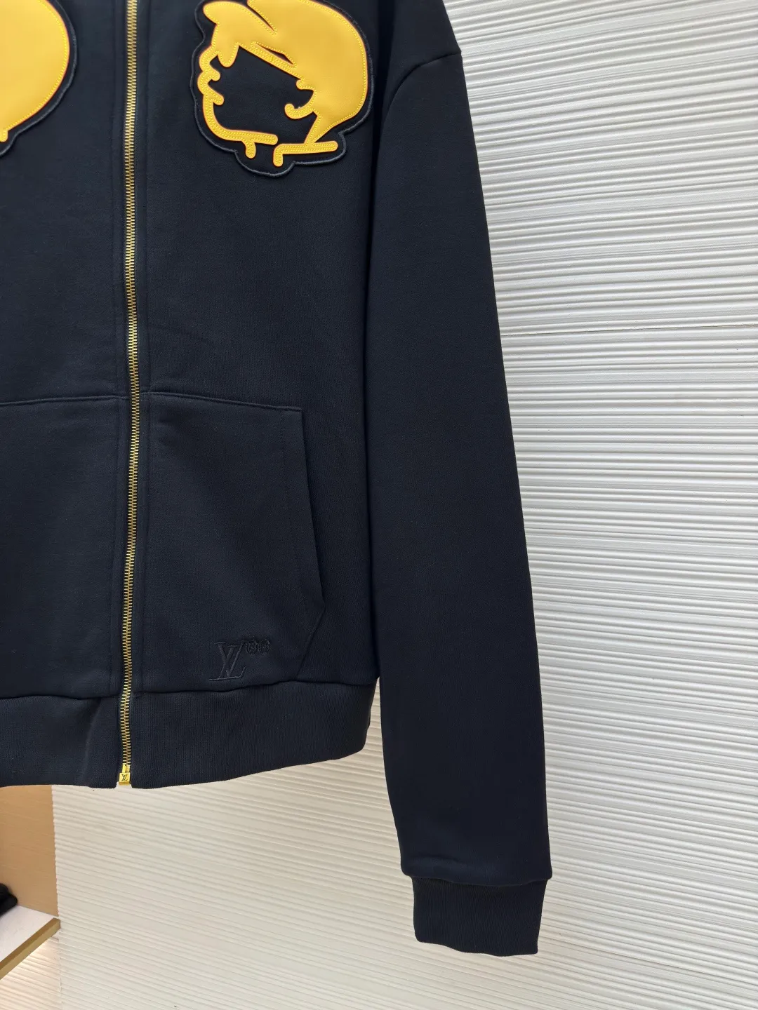 LOUIS VUITTON double portrait hooded sweatshirt ●Authentic product: Purchased and developed by 17067 ●Item number: 1680363-B25 ●Fabric: pure cotton fleece fabric ●Technology: patch laser cutting ●Version: loose fit ●Weight: about 850 grams ●Size: XS-S-M-L ●Description: The fabric is made of 26S double yarn + 10S reverse terry base yarn, 380g; paired with 21S double yarn rib, 470g. The double-sided basic structure has better bottom-locking ability, and it uses spandex yarn to lock the fabric surface tightly. Even if it is made into a thick fleece effect, the lint loss is still less than that of ordinary sweatshirt fleece fabrics. The texture is clear and delicate, and the cloth surface is clean and smooth; the cloth surface can quickly return to flatness after stretching, making it wide and easy to shape. The leather patches are laser cut. According to the pattern matching requirements, laser engraving technology is used to cut the pattern; ensuring clear lines and sharp edges. After laser cutting, the edges are trimmed by hand to ensure that the outline of the patch blends seamlessly with the leather. The leather surface is covered with a waterproof and anti-fouling coating to enhance durability.  The embossed letters are distinctly concave and convex, with a delicate touch and a three-dimensional relief effect.  The leather counterpoint is embellished with stamp shapes, and the logo silhouette is made of imported custom-made embroidery thread. The glossy mercerized embroidery thread is dyed to give it a uniform and glossy finish. The exquisite embroidery machine combines complex embroidery needlework and fine detail processing to create a three-dimensional micro-relief embroidery effect. The overall wiring is straight and delicate, the fabric is comfortable and soft, and the color is consistent without color difference. It can be matched with the same style to create a fashionable look and control various occasions. Customized accessories, complete with three standards, same style for men and women!